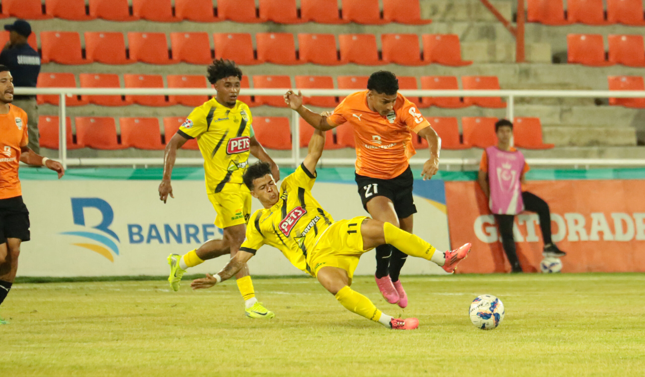 Valentín Sabella MOCA FC en una jugada ante CIBAO FC