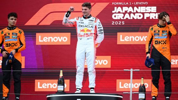 Max Verstappen lidera el podium en Japón. Foto por: Clive Mason/Getty Images
