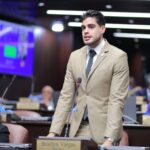 El diputado concluyó reafirmando su compromiso con la nación, declarando que este es el país en el que vive y aspira morir.