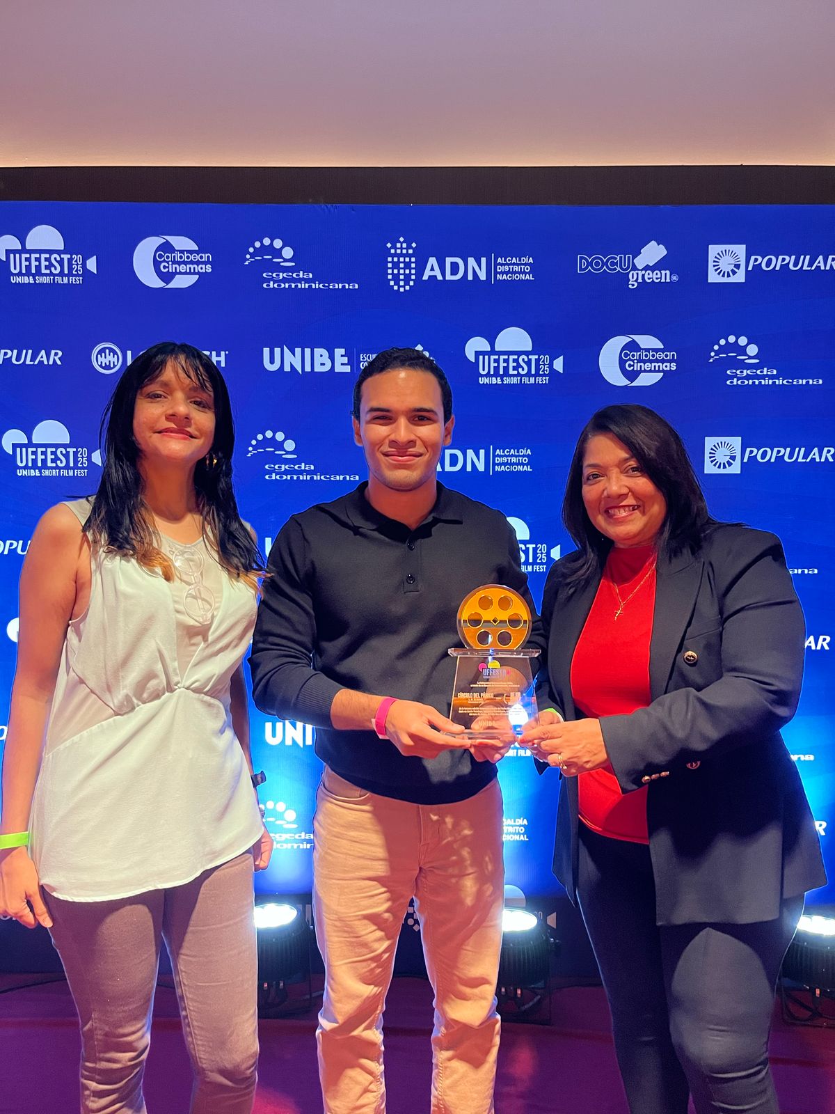 La Universidad APEC (UNAPEC) fue reconocida por su excelencia audiovisual en la tercera edición interuniversitaria del Unibe Short Film Fest (UFFEST), al alzarse con el premio a Mejor Cortometraje en Sonido y Musicalización gracias a la pieza “Cálculo del Pánico”.