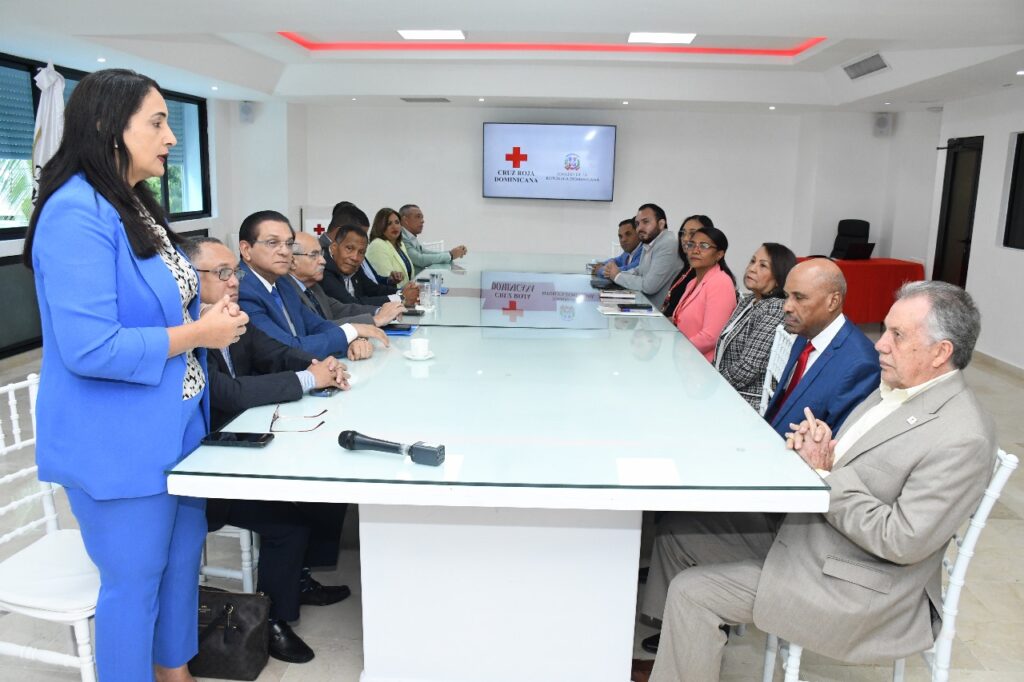 El encuentro se llevó a cabo en la sede de la Cruz Roja, dónde los senadores y directivos de la institución humanitaria, aportaron ideas importantes para impregnar en la ciudadanía una cultura en el donativo del plasma.