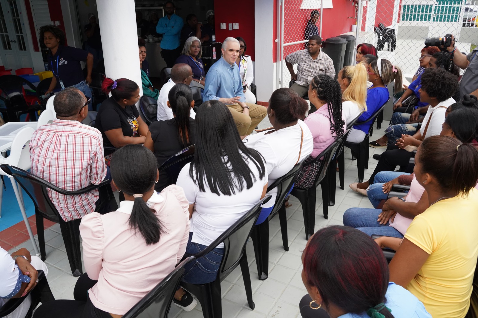 El ministro de Educación, Luis Miguel De Camps, realizó una visita al Centro de Atención Integral a la Primera Infancia (CAIPI) El Valiente, en Boca Chica, como parte de su agenda de contacto directo con las comunidades educativas y su compromiso con la atención educativa desde los primeros años de vida.