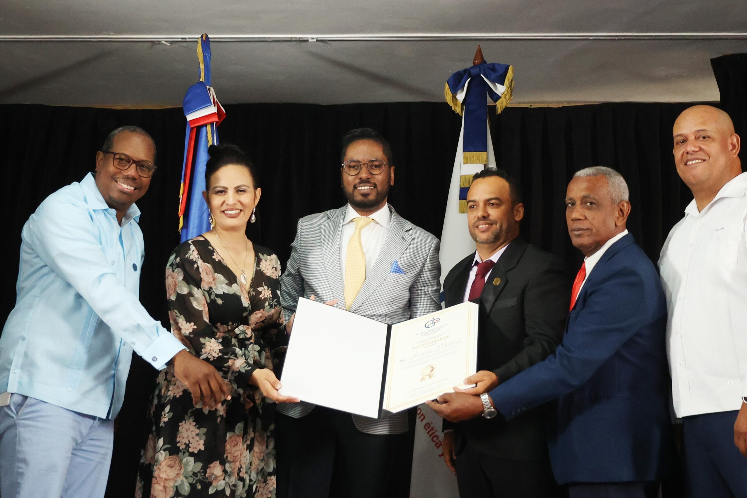 Periodista Aneudys Martich, recibe un reconocimiento del CDP