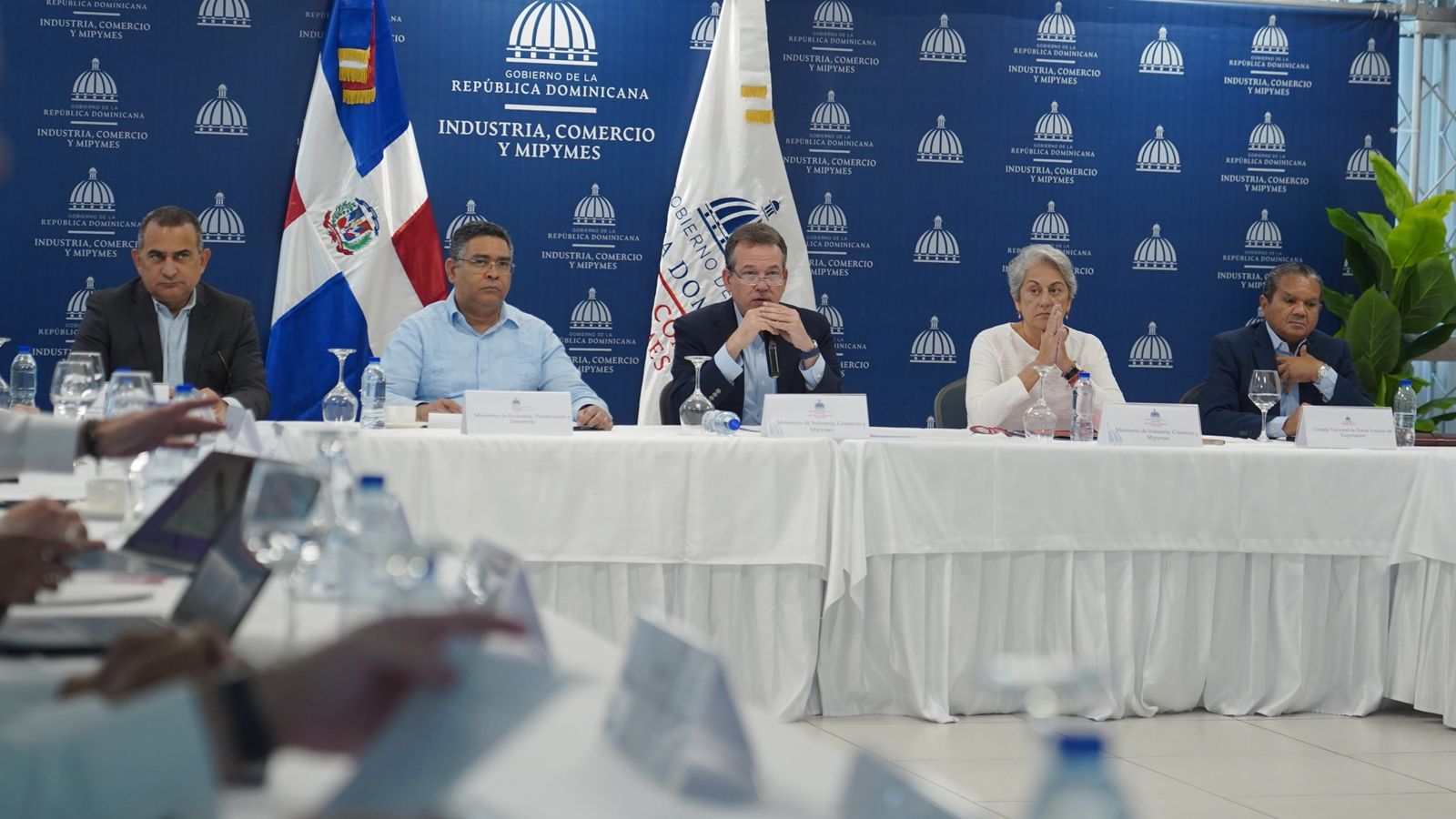 A través de una nota informativa indicaron que durante la sesión, se conformaron mesas de trabajo intersectoriales para determinar en profundidad y celeridad, el alcance de la disposición y sus posibles implicaciones en sectores fundamentales para la economía nacional, con el fin de contar con una posición en los próximos días.