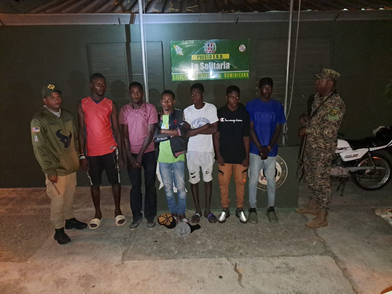 Un sargento y un ex aso del Ejército de la República Dominicana, asignados al Cuerpo Especializado de Seguridad Fronteriza Terrestre (Cesfront), fueron detenidos por tráfico de indocumentados en las provincias de San Juan de la Maguana y Montecristi.