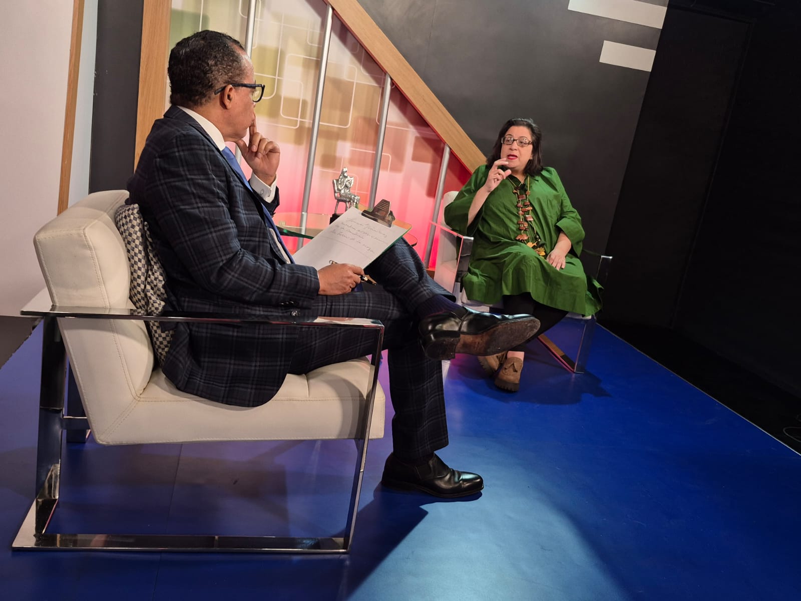La directora del Museo Memorial de la Resistencia Dominicana, Luisa de Peña Díaz, reveló que la institución ha recibido amenazas de hijos de perpetradores de violaciones a los Derechos Humanos, quienes exigen que se retiren las documentaciones que vinculan a sus antepasados con esos hechos delictivos. De Peña Díaz, una de las fundadoras del museo, explicó que han recibido cartas, solicitudes, llamadas y visitas, algunas corteses, otras descorteses y amenazantes, en las que se solicita que se elimine o suprima la información sobre lo ocurrido.