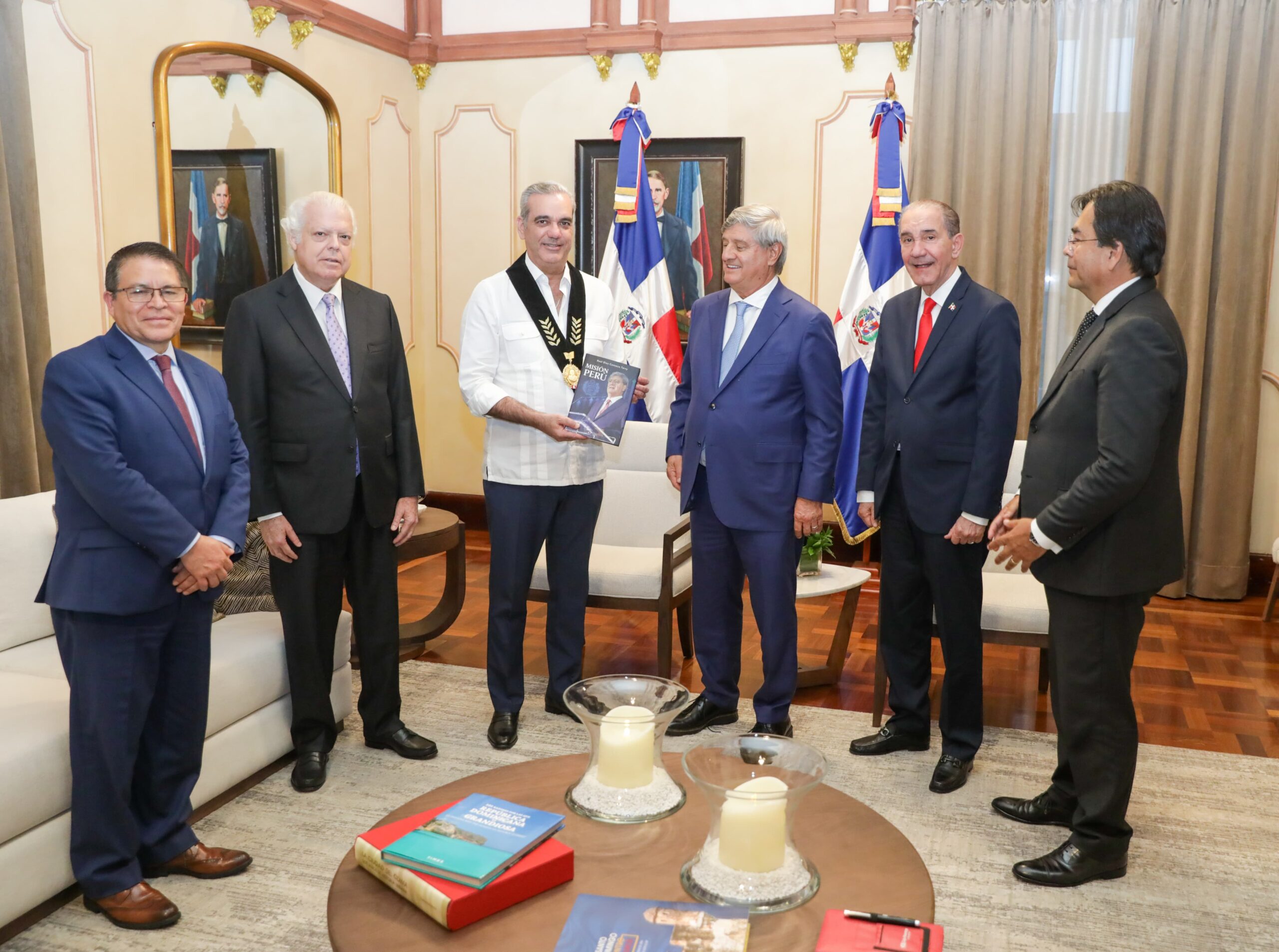 Entregan Medalla de Valores Democráticos al presidente Abinader