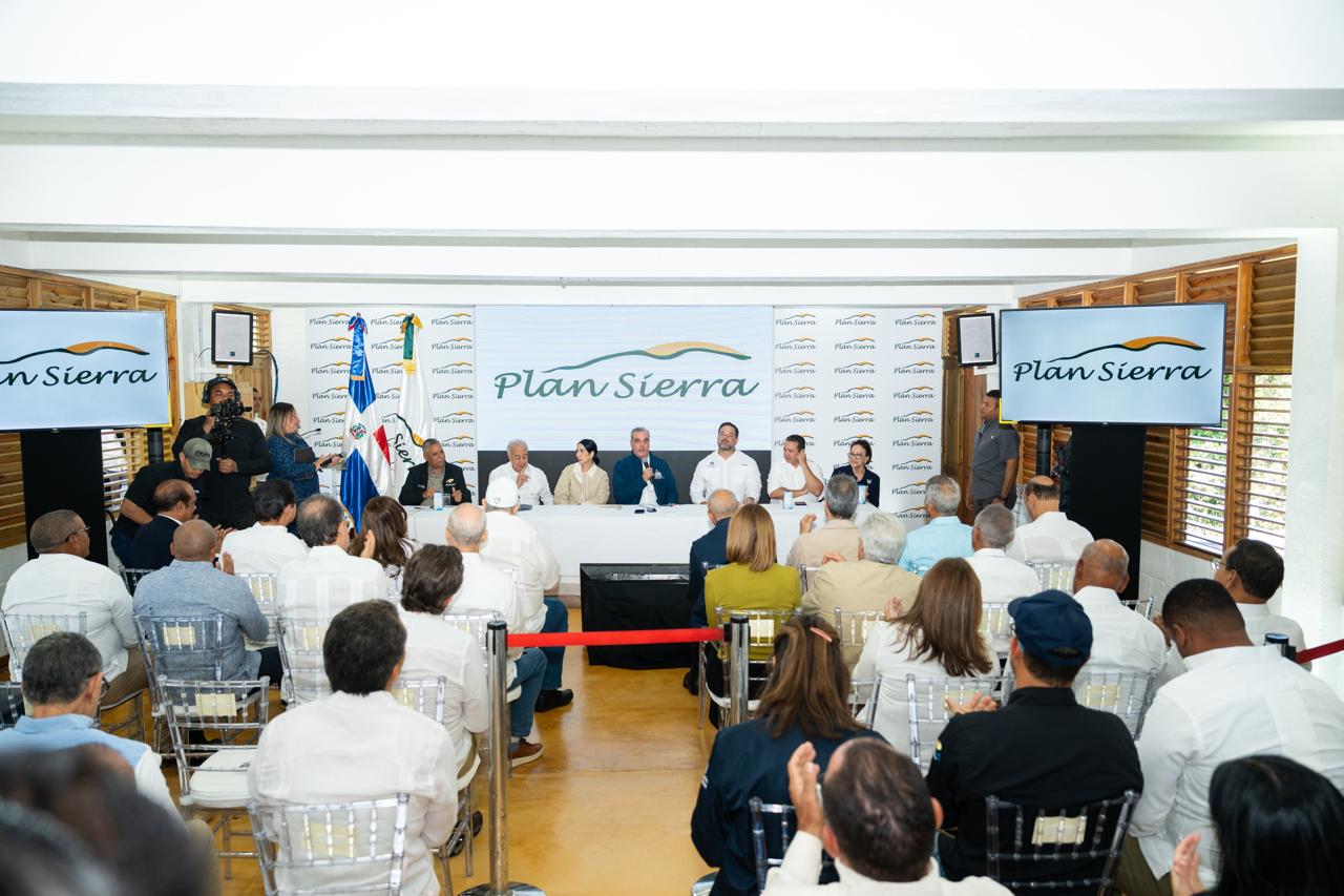 El presidente Abinader participó en un conversatorio con la dirección del Plan Sierra