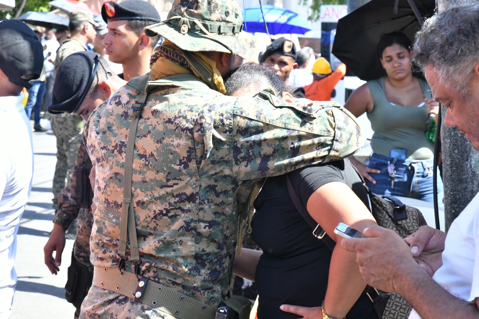 Un guardia consuela a un familiar de las víctimas de jet Set