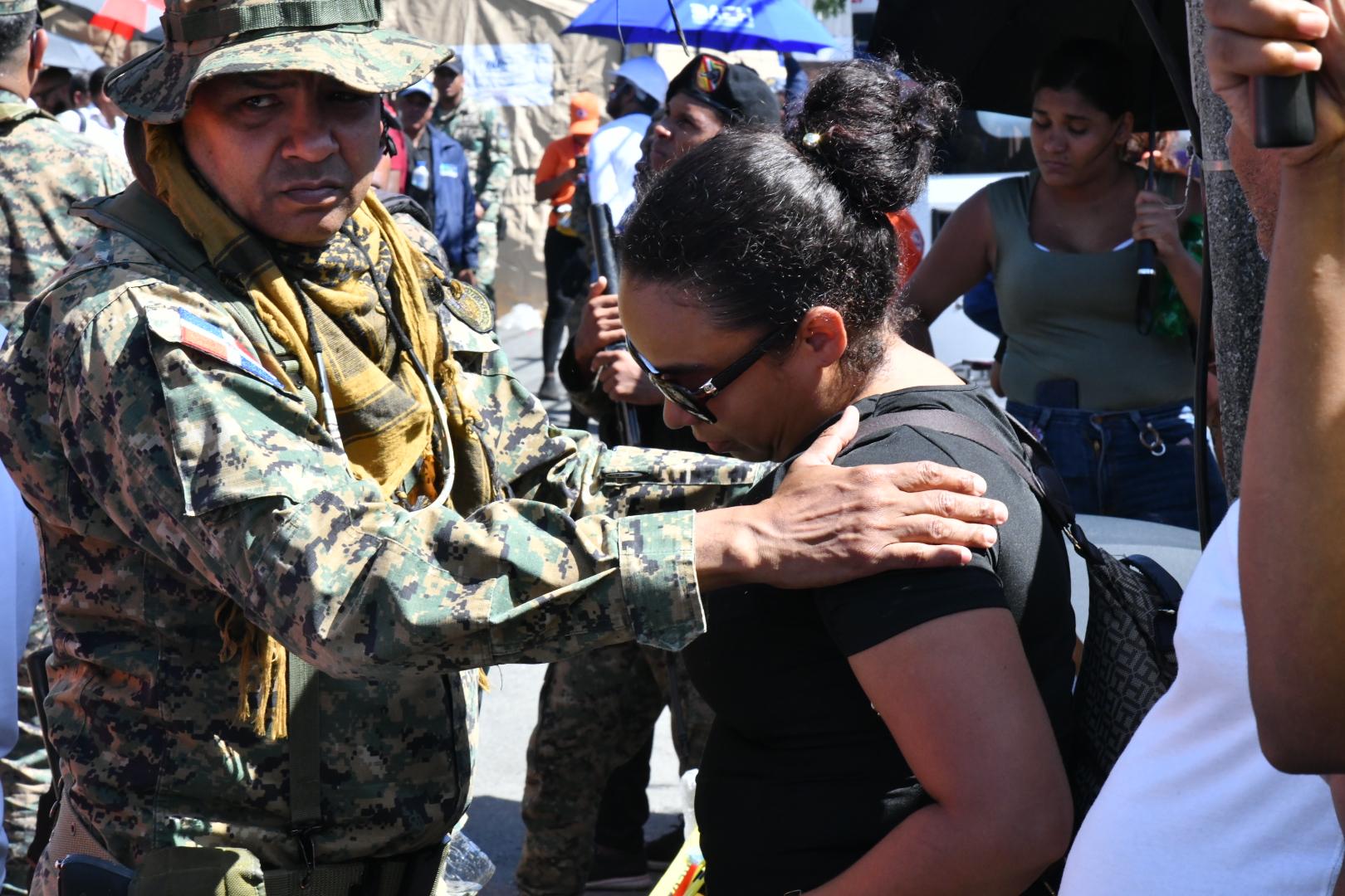 Familiares y allegados de los desaparecidos siguen congregados en los alrededores de Jet Set