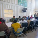 La Dirección General de Migración (DGM) acordó con comunitarios y comerciantes de Elías Piña aplicar, a partir del próximo mes de mayo, el ajuste y estandarización de los servicios de control migratorio correspondientes al cruce fronterizo de vehículos.