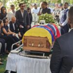 Cientos de personas se congregaron este jueves en el Cementerio Puerta del Cielo para despedir al icónico merenguero Rubby Pérez, quien falleció trágicamente la madrugada del pasado martes 8 de abril durante el colapso de la discoteca Jet Set en Santo Domingo.