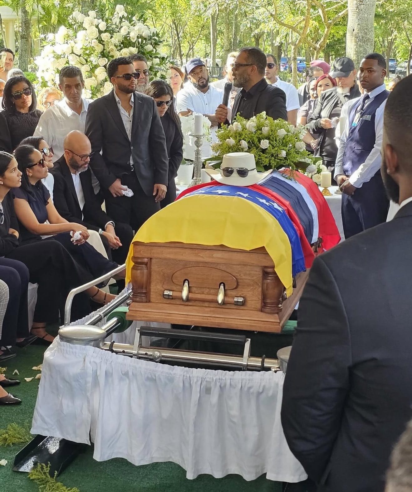 Cientos de personas se congregaron este jueves en el Cementerio Puerta del Cielo para despedir al icónico merenguero Rubby Pérez, quien falleció trágicamente la madrugada del pasado martes 8 de abril durante el colapso de la discoteca Jet Set en Santo Domingo.