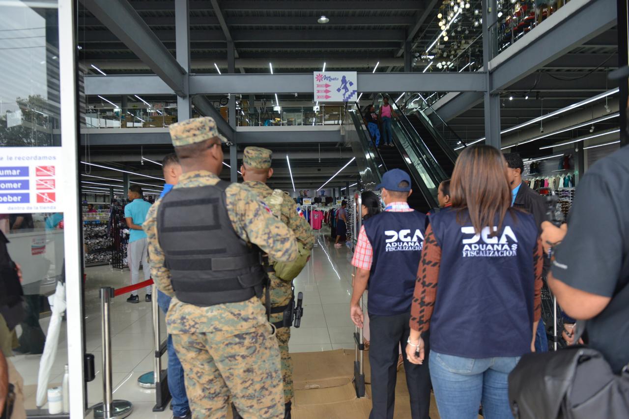 La Dirección General de Aduanas (DGA) continúa los operativos de control fiscal, esta vez con la intervención de tres tiendas por departamentos de origen chino, localizadas en Santo Domingo, tras detectar inconsistencias e irregularidades en distintas importaciones.