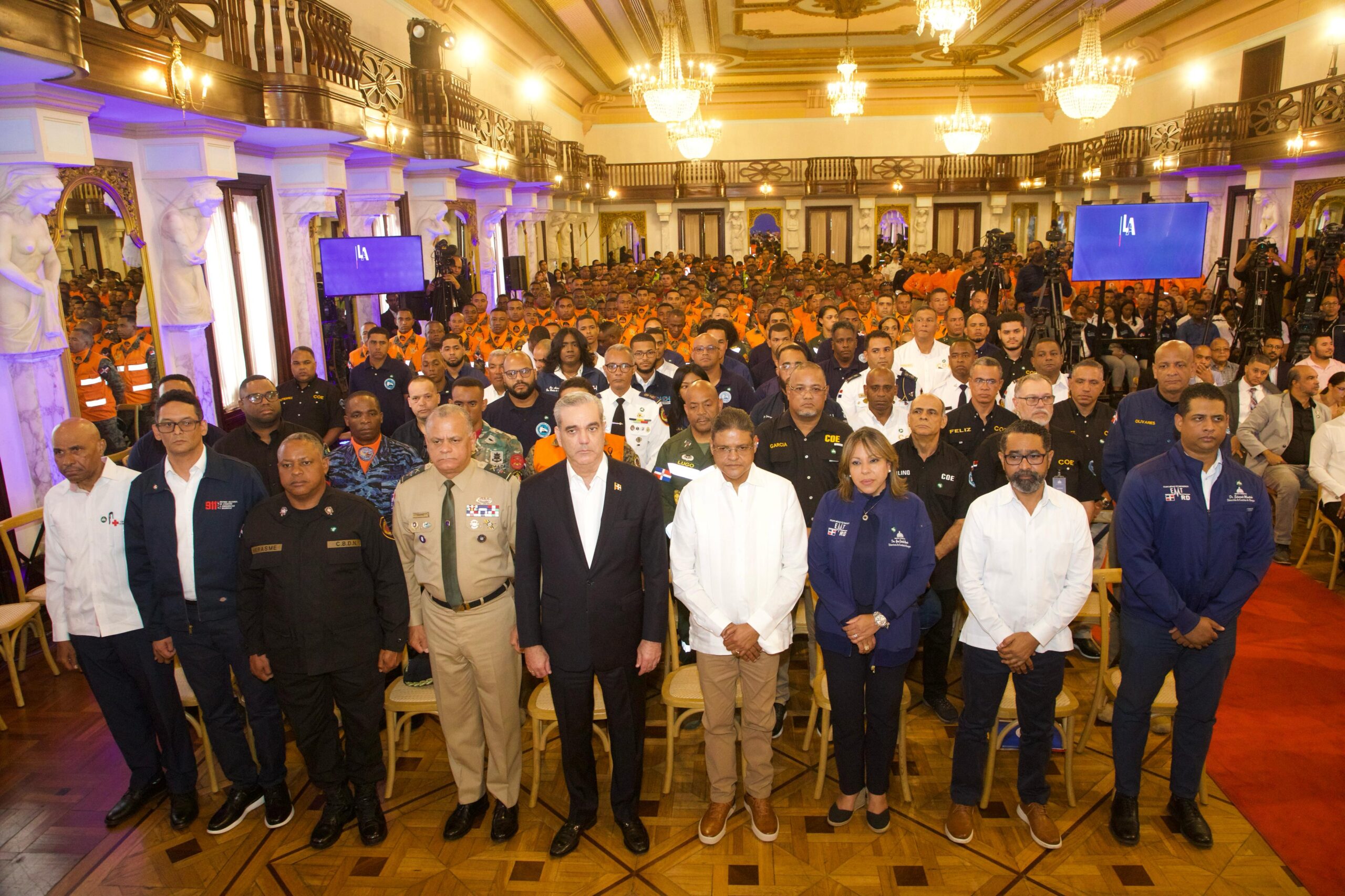 El presidente Luis Abinader encabezó este lunes un encuentro con 565 rescatistas que serán condecorados luego de trabajar sin descanso desde la madrugada del martes 8 de abril durante las labores de búsqueda y rescate de sobrevivientes tras la tragedia ocurrida en el Jet Set.