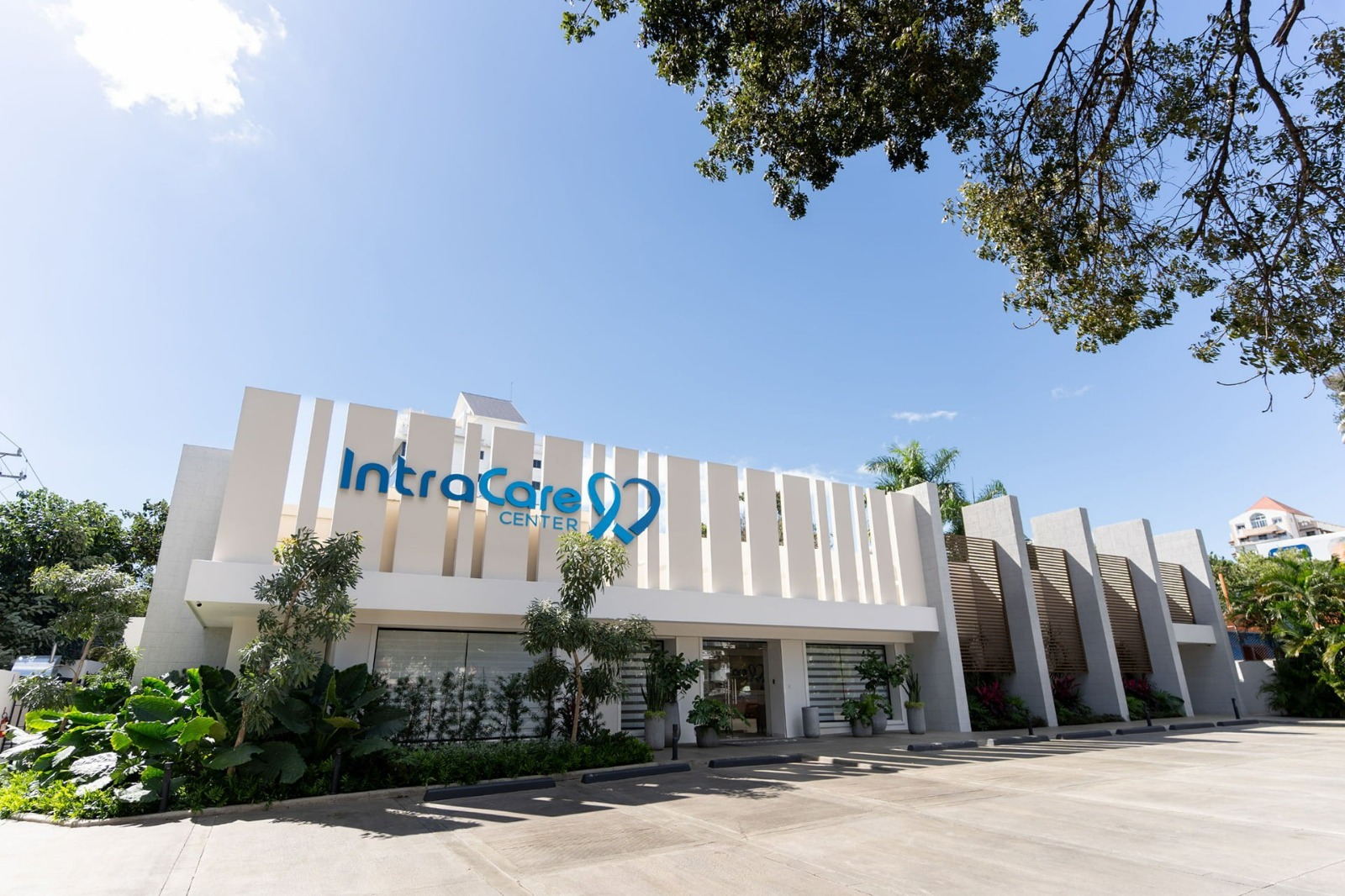 ntraCare Center, un centro de quimioterapia ambulatoria y domiciliaria, cuidados paliativos y manejo del dolor, ha alcanzado un importante hito en su trayectoria al obtener la certificación ISO 9001:2015, sumándose a la exclusiva lista de centros en la República Dominicana que han recibido este prestigioso reconocimiento.