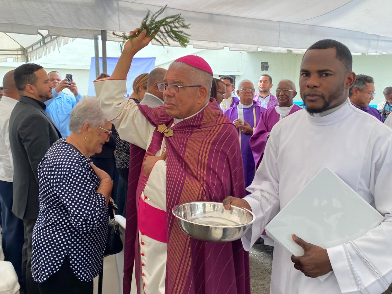 El arzobispo metropolitano de Santo Domingo, monseñor Francisco Ozoria encabezó una eucaristía en el Centro de Privación de Libertad de La Victoria, donde dijo que, aunque en el mundo haya mucho desorden, guerra separación, división y cosas que aten a los hombres y mujeres, Dios invita a una nueva vida.