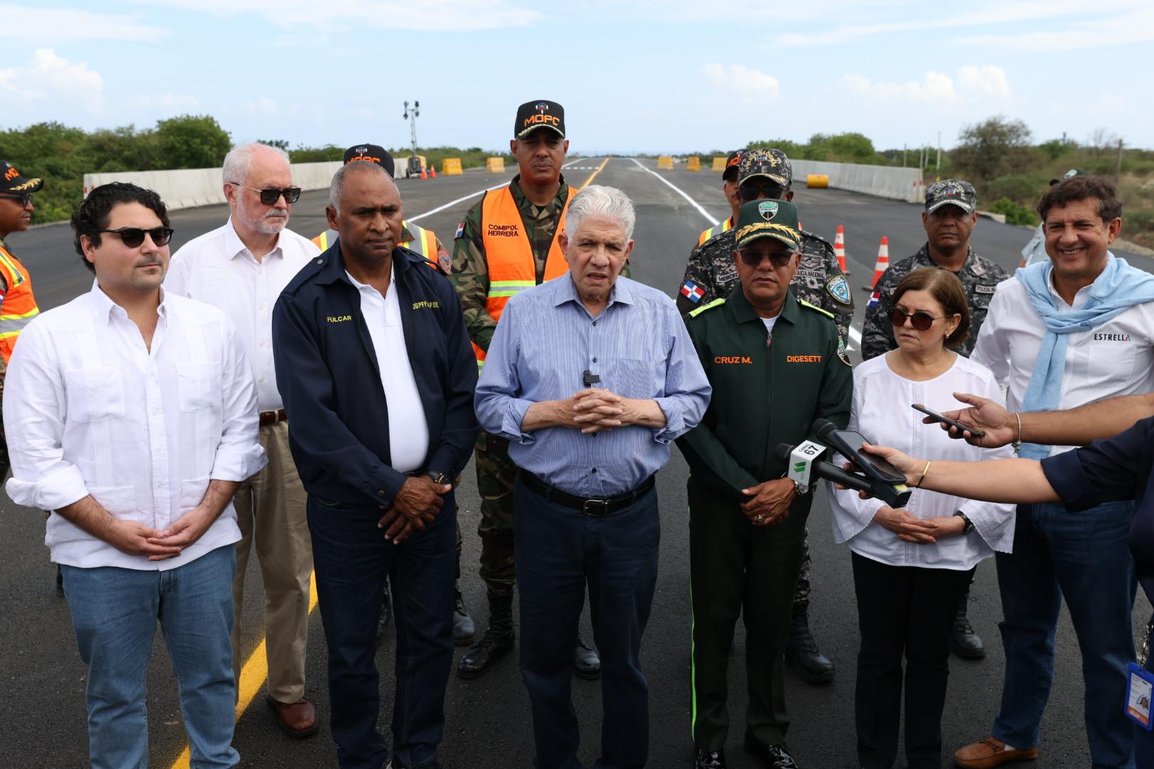 Obras Públicas y Comunicaciones (MOPC) informó que, a partir de las 5:00 de la tarde de este miércoles 16 y hasta las 8:00 de la mañana del lunes 21 de abril será habilitado de manera provisional el tránsito vehicular por la Circunvalación de Baní.