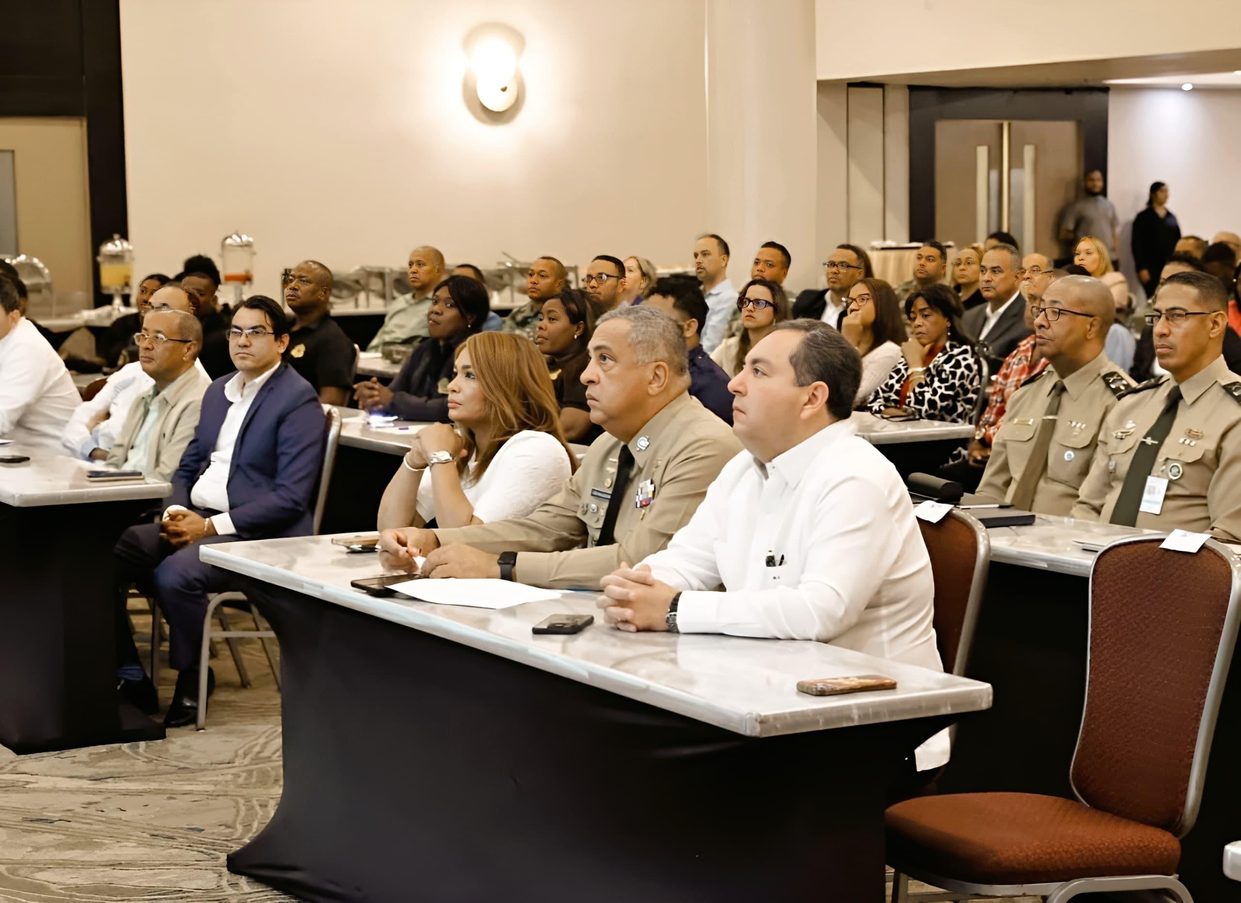 Como parte de los esfuerzos interinstitucionales por mejorar la gestión de servicios públicos frente a la realidad migratoria actual, la Dirección General de Migración (DGM) y el Servicio Nacional de Salud (SNS) realizaron el “Taller de Socialización del Procedimiento de Gestión de los Servicios de Salud para Pacientes Extranjeros”, con el objetivo de establecer un protocolo conjunto que permita organizar y regular la atención en centros de salud a personas extranjeras, bajo criterios legales, humanitarios y operativos.
