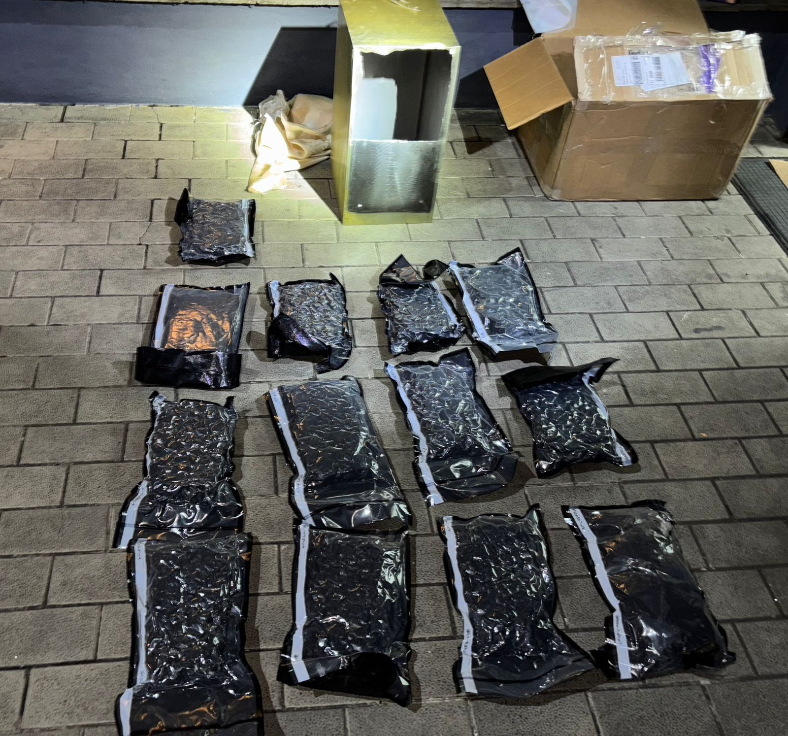 Por instrucciones del fiscal, se procedió a abrir el baúl, encontrando dentro un total de 13 paquetes de marihuana, los cuales fueron enviados por un individuo desde Jamaica y los recibiría una mujer con residencia en la calle Manuel de Jesús Troncoso, en Santo Domingo. Por el hallazgo no hay personas detenidas.