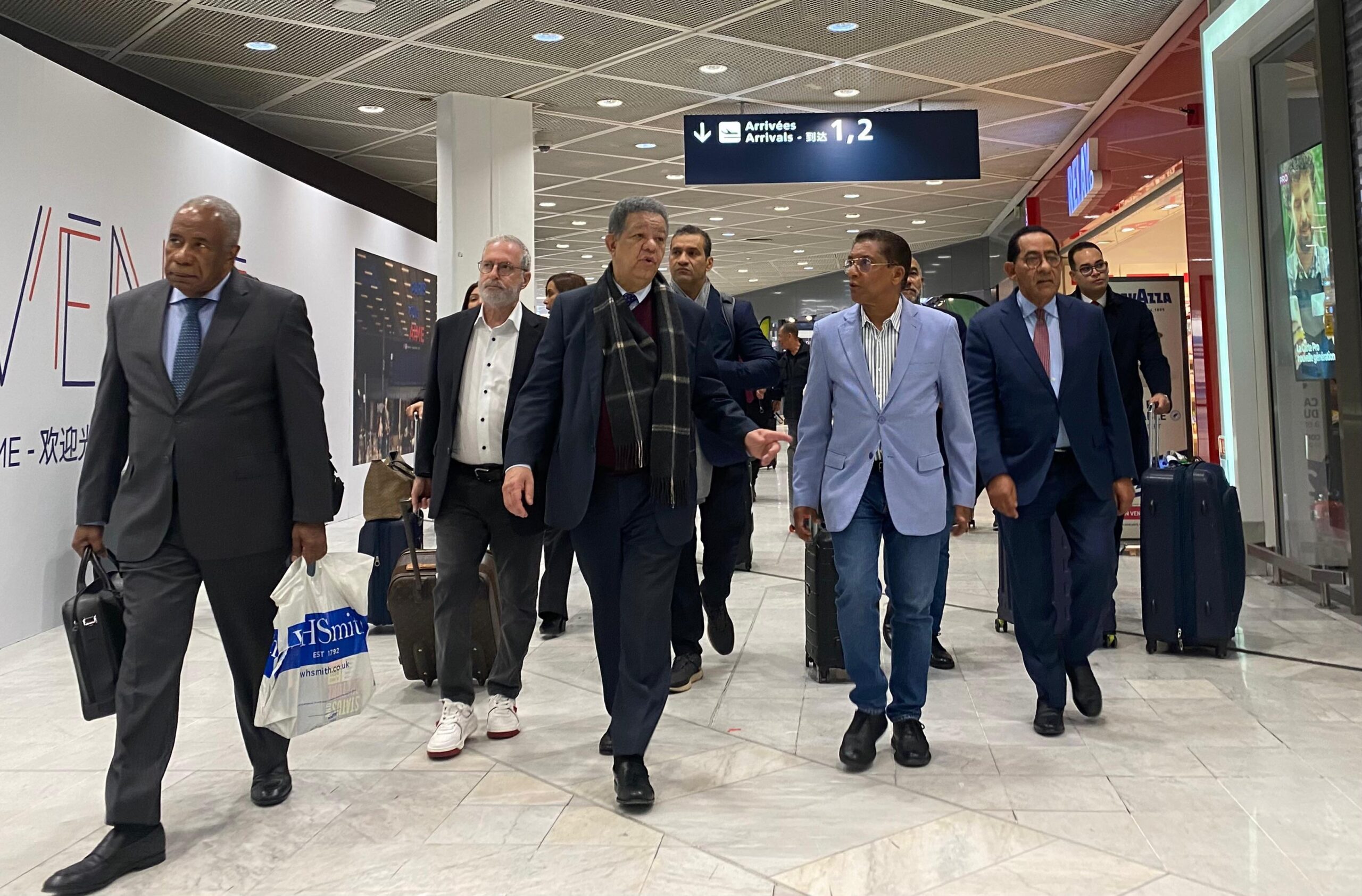 Fernández llegó a la capital francesa este lunes 21 de abril, donde fue recibido por un numeroso grupo de dominicanos en el aeropuerto internacional Charles de Gaulle, entre ellos miembros y dirigentes del partido Fuerza del Pueblo, organización que también preside.