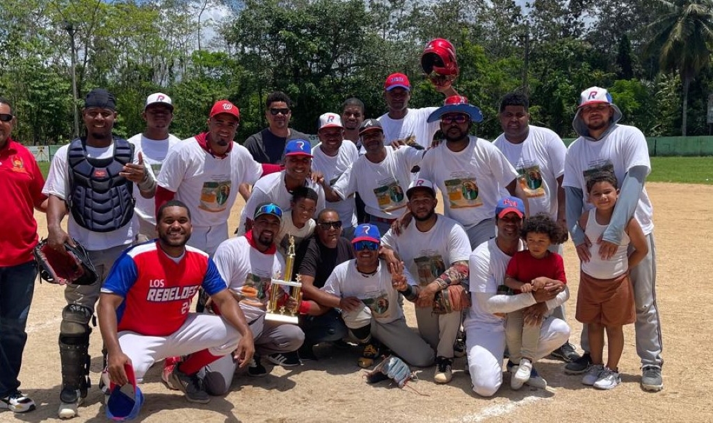 El equipo de softbol Los Rebeldes, campeones del torneo de softbol del Festival Deportivo Hato Mayor/Vicentillo Semana Santa 2025.