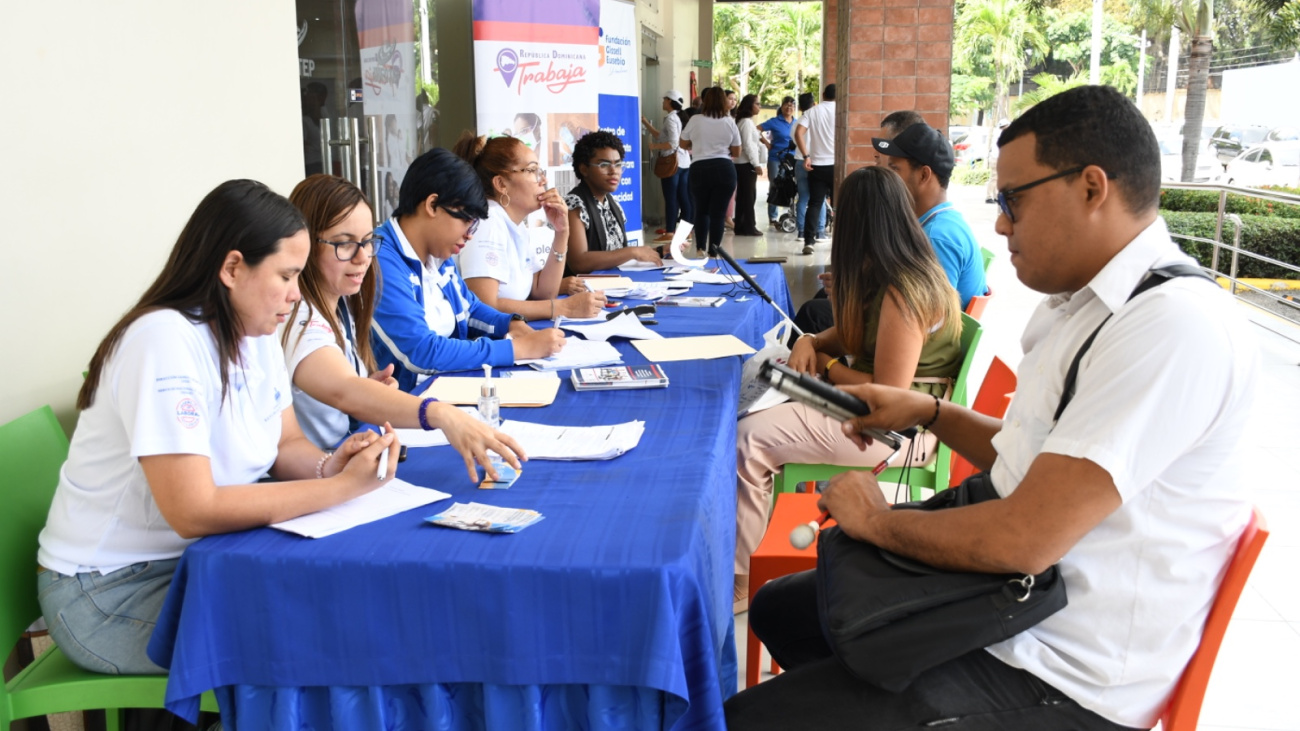 El Ministerio de Trabajo, invita a las personas interesadas a participar en la feria de empleos para Santiago, este viernes 25 de abril 2025, desde las 9 de la mañana hasta las 2 de la tarde.