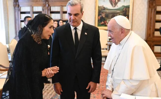 El presidente Luis Abinader y la primera dama, Raquel Arbaje, viajarán este viernes al Vaticano para asistir a la misa funeral de Su Santidad el papa Francisco.
