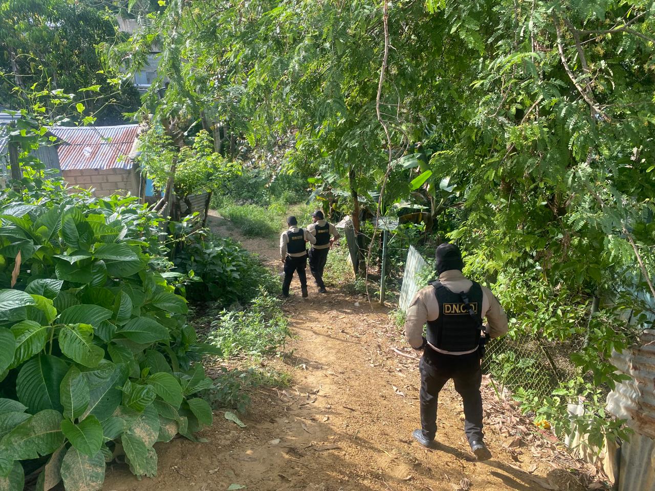 Agentes de la DNCD y miembros del MP son atacados a tiros durante operativo en Cambita Garabitos