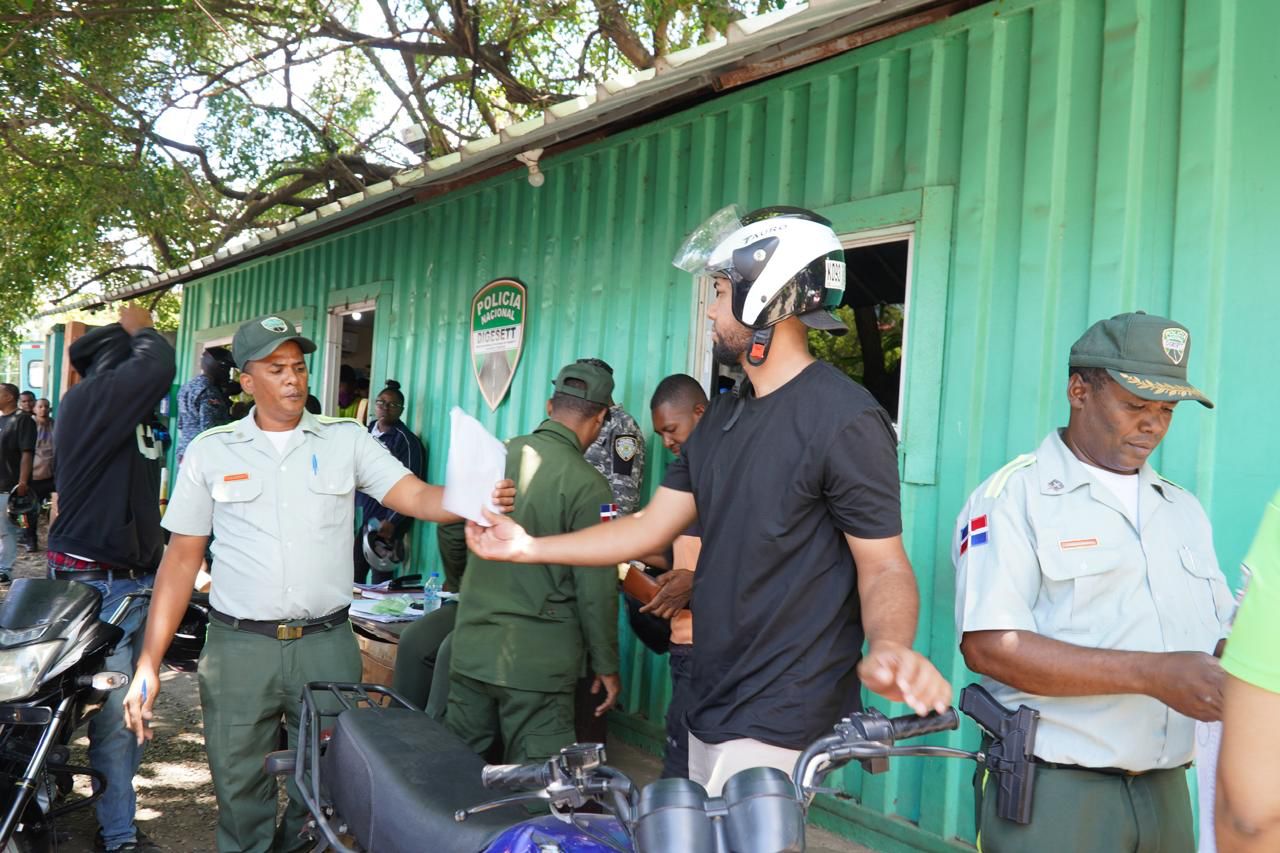 Ciudadano recibe su motocicleta.