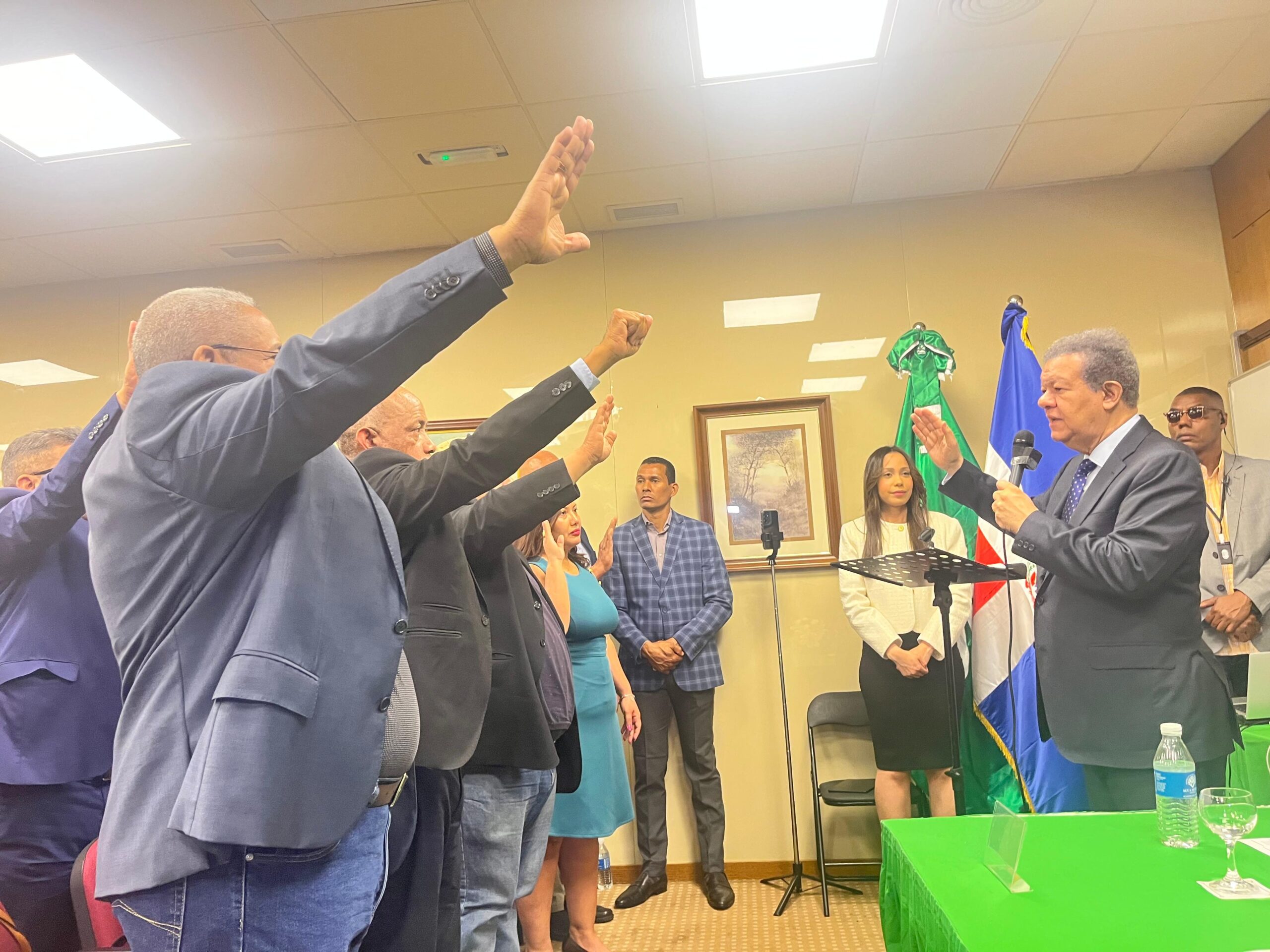 La Fuerza del Pueblo juramenta en España a dirigentes del PRM y del PLD