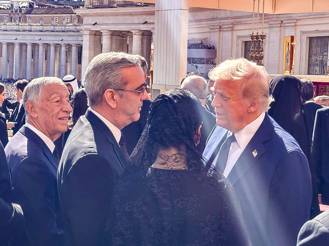 Durante los actos fúnebres del Papa Francisco, el presidente Luis Abinader sostuvo una conversación cordial de unos breves minutos con su homólogo estadounidense, Donald Trump, donde intercambiaron impresiones informó el mandatario dominicano este lunes.