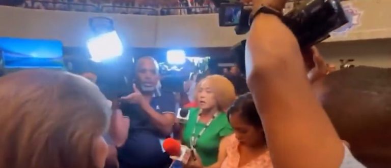 Periodistas agredidos por seguridad oficial.