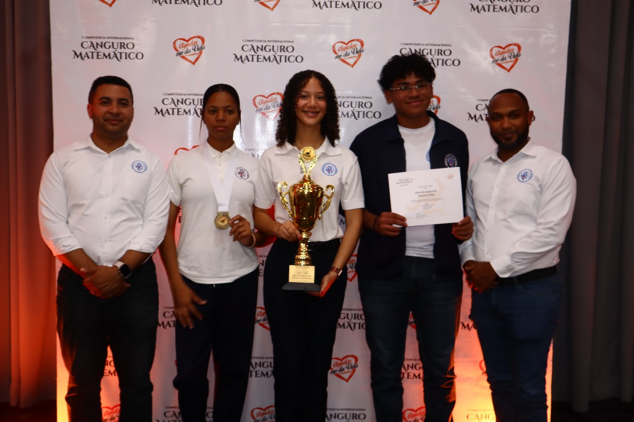 Este año el centro reconocido con la Copa Espíritu Inspirador, el más alto galardón de la competencia, fue el Bright People American School