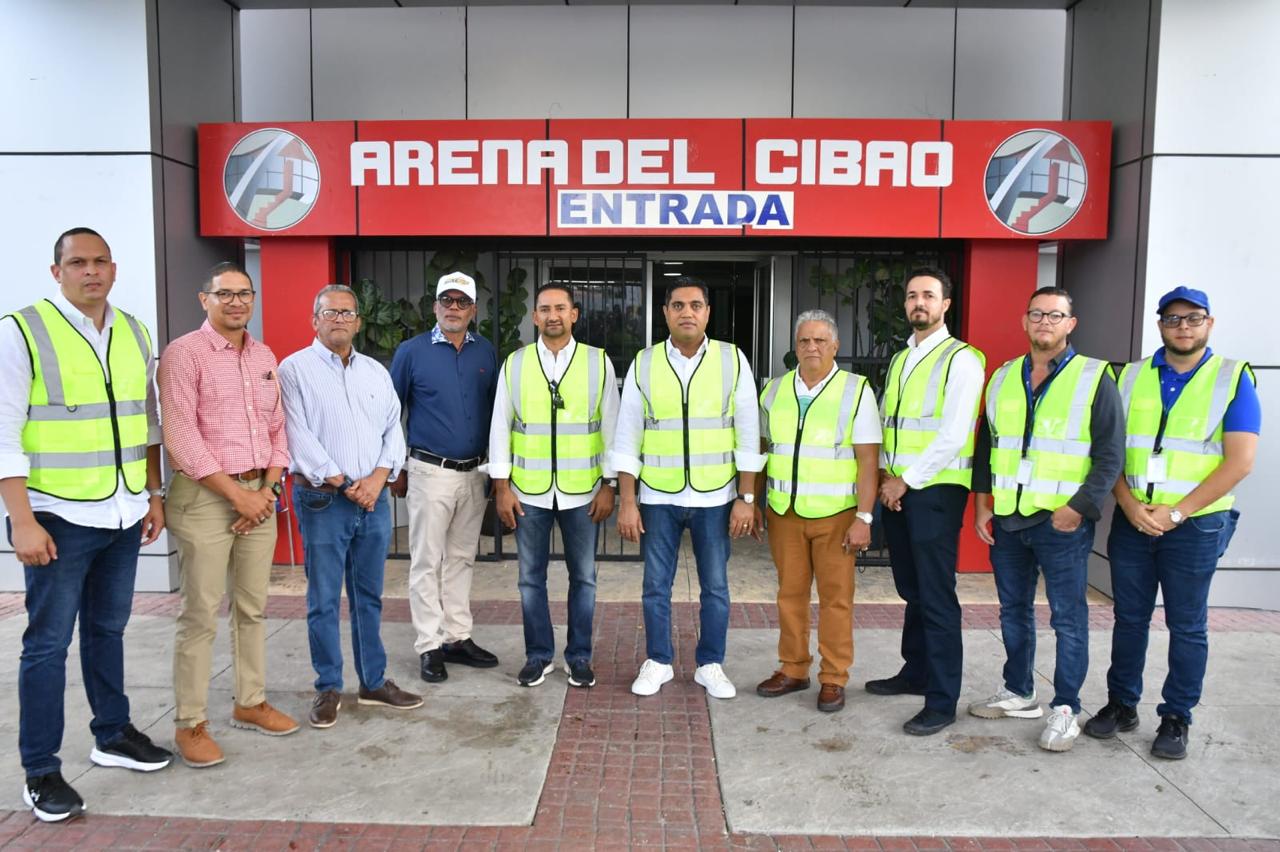 Ministro de Deportes realiza evaluación del techo de La Gran Arena del Cibao