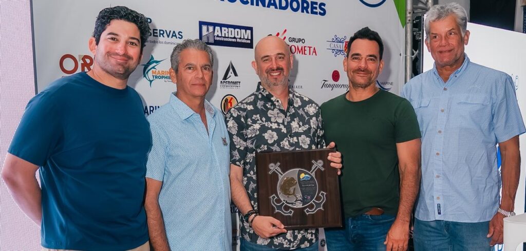 Mauricio de Moya premiado por el comodoro Battésimo Palamara, el director Darwin Santos y Danny Medina, miembro del Comité de Pesca.