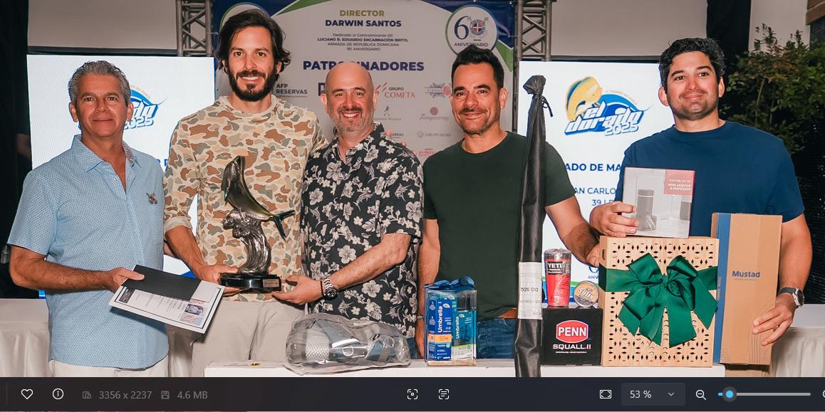 Jean Carlo Dipino logró el Dorado de mayor peso y recibe premios de Battésimo Palamara, Darwin Santos, Horacio Read y Danny Medina.
