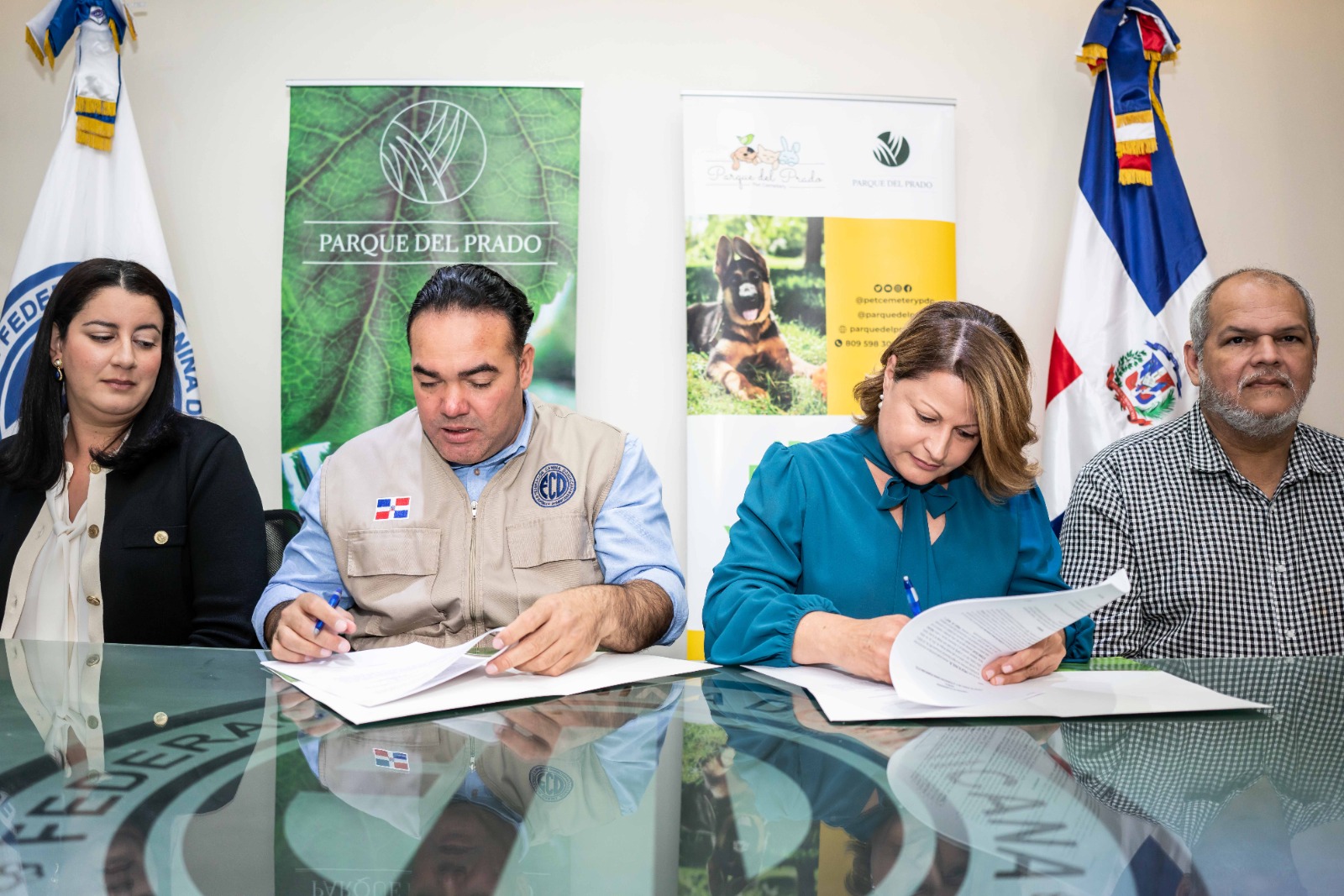 Rafael Daneris Báez, presidente de la Federación Canina Dominicana y Gina Victoriano, vicepresidenta ejecutiva de Parque del Prado