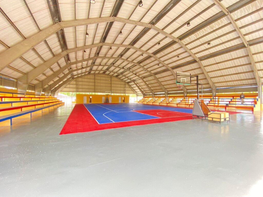 Multiuso en San José de Los Llanos, San Pedro de Macorís, totalmente remozado y equipado.