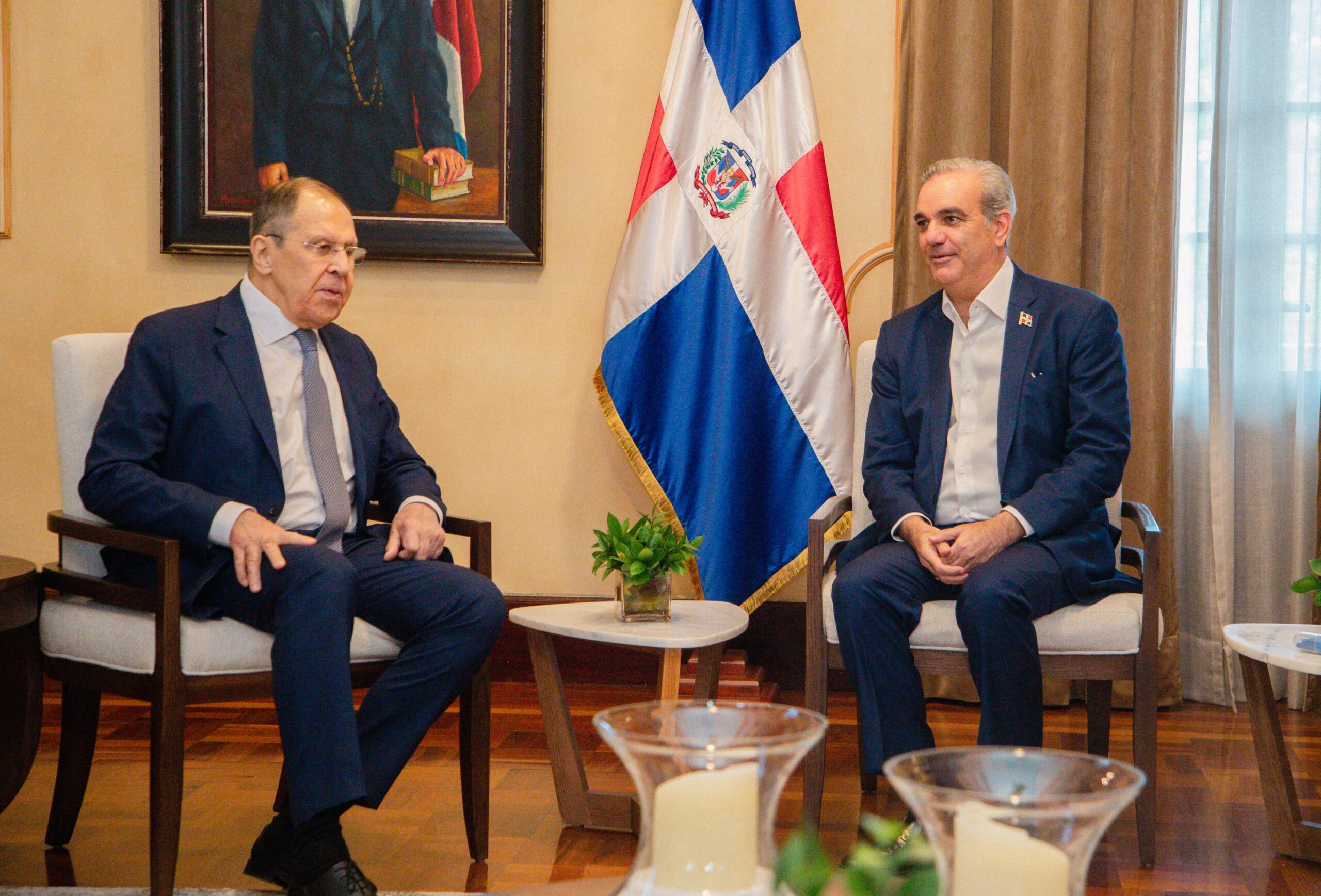 El presidente Luis Abinader junto al ministro de Asuntos Exteriores de la Federación Rusa, Serguéi Lavrov.