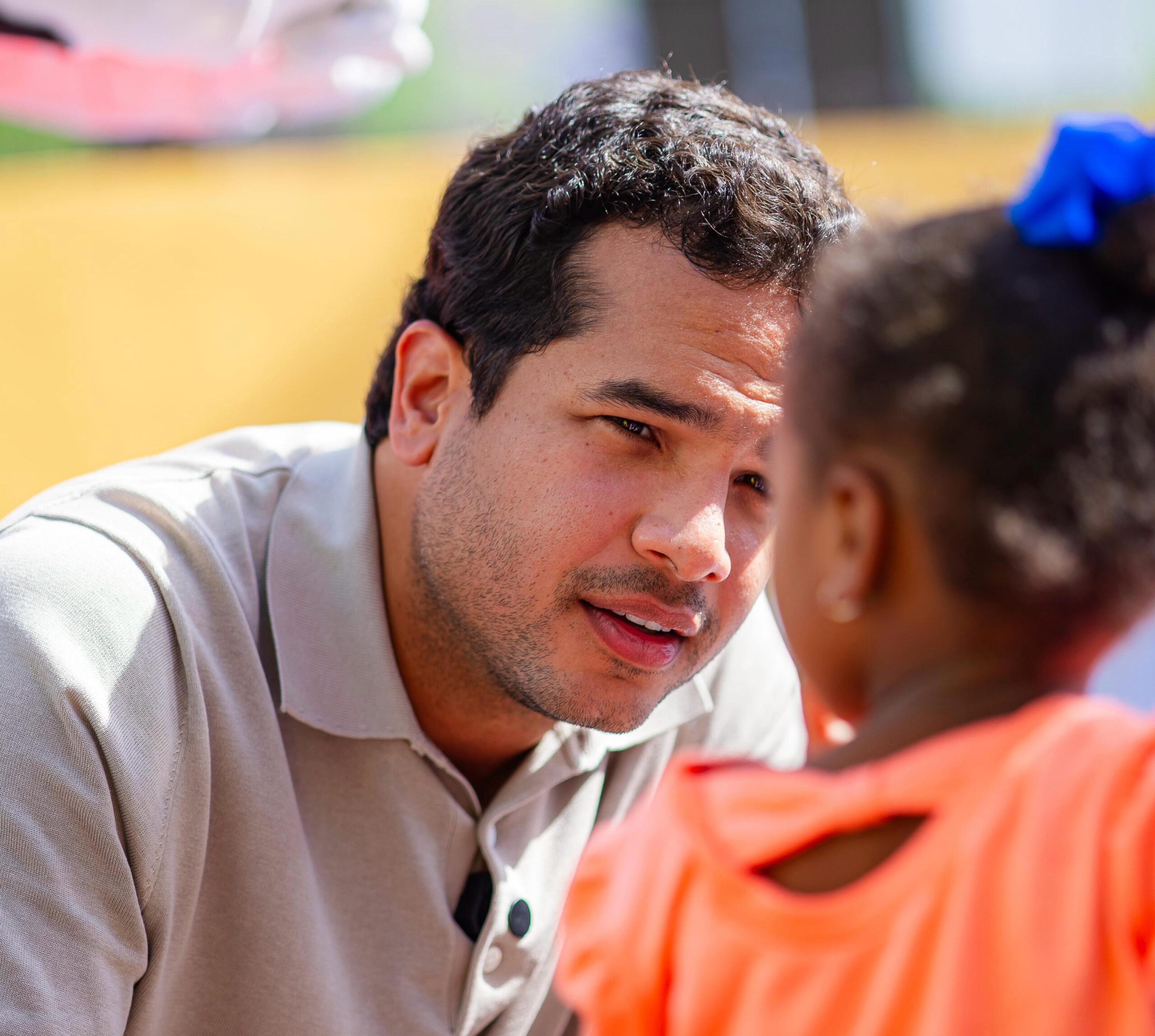 Omar Fernández, senador del Distrito Nacional junto a una niña con TEA