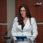 Esta figura permitirá a familiares cercanos (como abuelos, tíos o hermanos adultos) asumir el cuidado legal de los menores de forma rápida, bajo supervisión judicial. La propuesta garantizará que los menores mantengan su identidad de origen, respetando sus apellidos y su sentido de pertenencia. Además, se contempla que, cuando el interés superior del niño lo permita, se podrá optar por la adopción plena si así lo consideran conveniente los responsables.