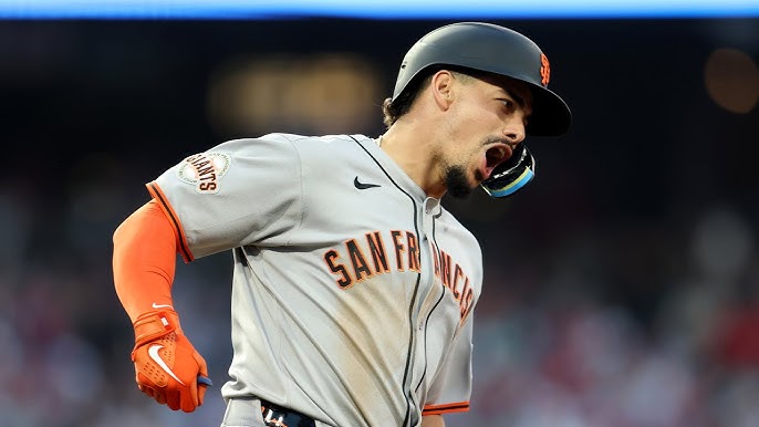 Willy Adames recorre las bases luego de su primer jonrón de la temporada con los Gigantes de San Francisco.
