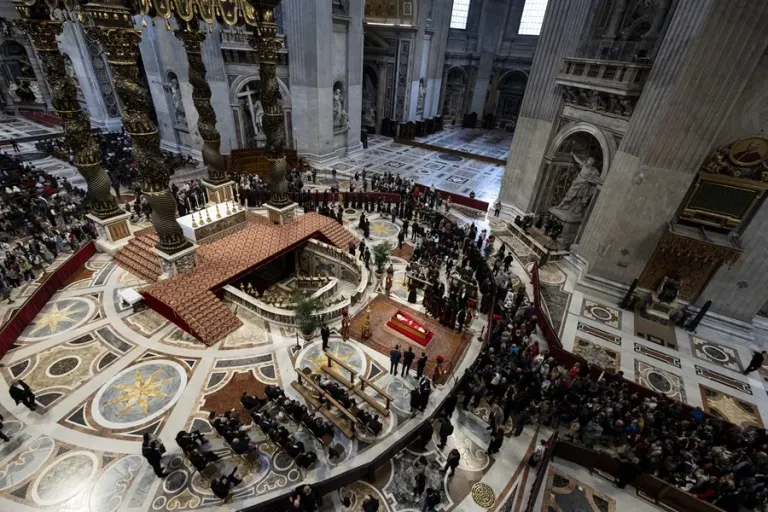 Unos 50 jefes de Estado y diez reyes asistirán al funeral del papa, según el Vaticano
