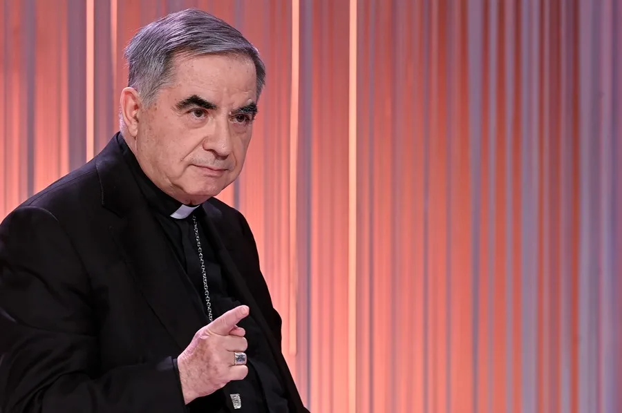 El cardenal Becciu renuncia a participar en el cónclave