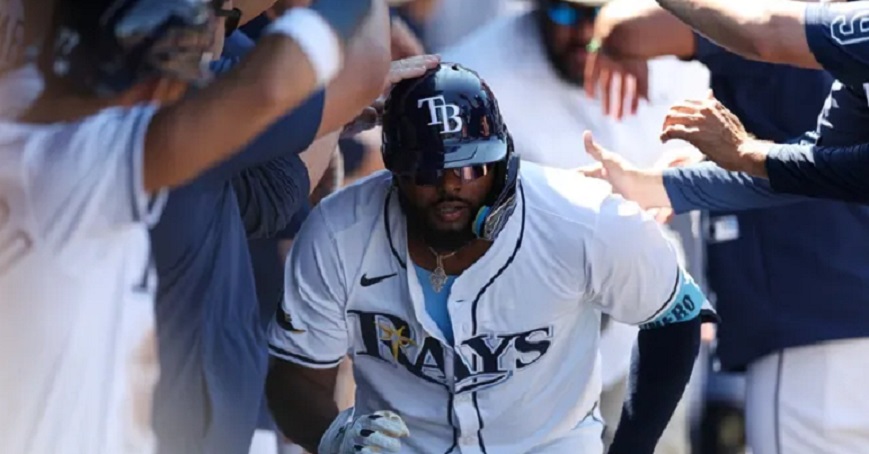 Junior Caminero es recibido en la cueva de los Rays luego de pegar de jonrón en su tercer juego seguido.
