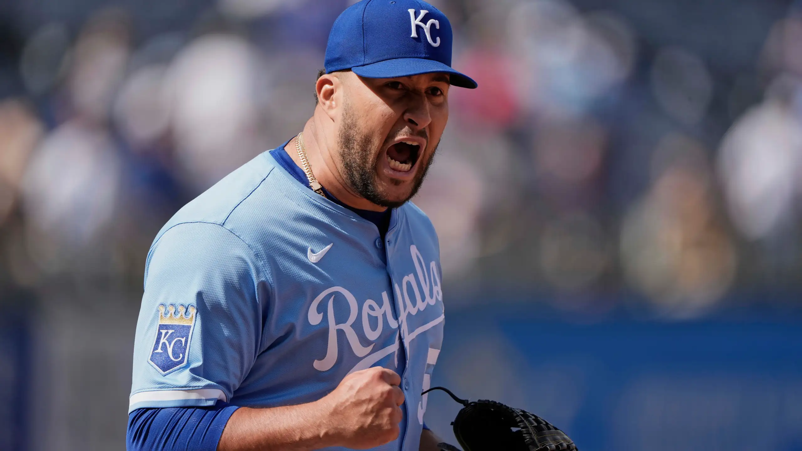 El relevista derecho dominicano Carlos Estévez consiguió su cuarto salvamento.