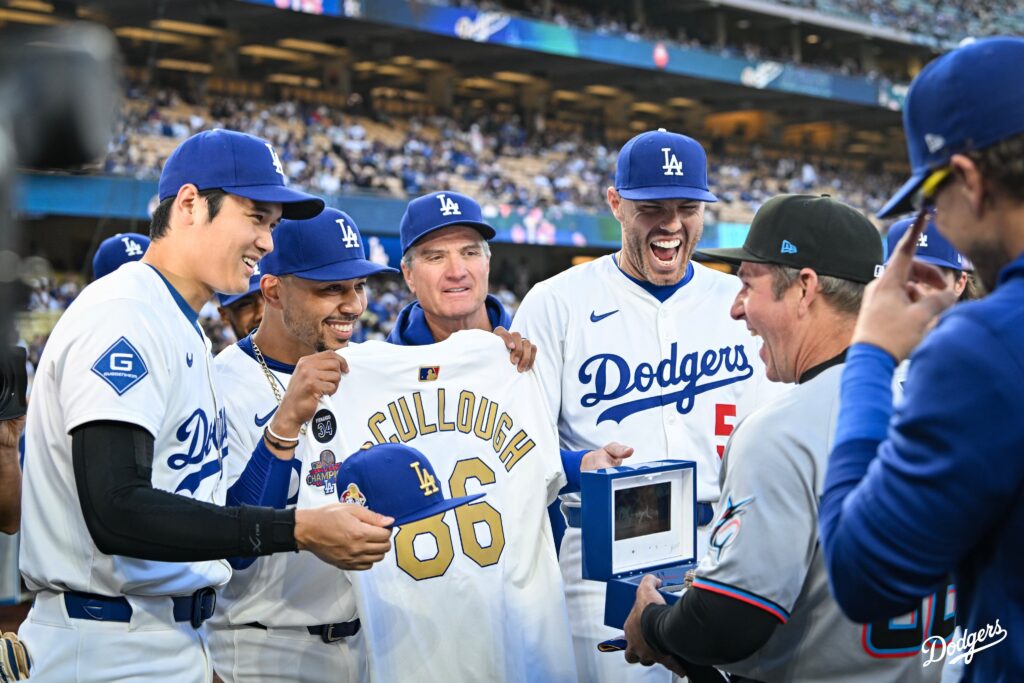 Los Dodgers entregaron el anillo de campeón 2024, junto a camiseta de letras doradas y gorra alegórica, a su ex coach de primera base Clayton McCullough, quien ahora es el dirigente de los Marlins de Miami.