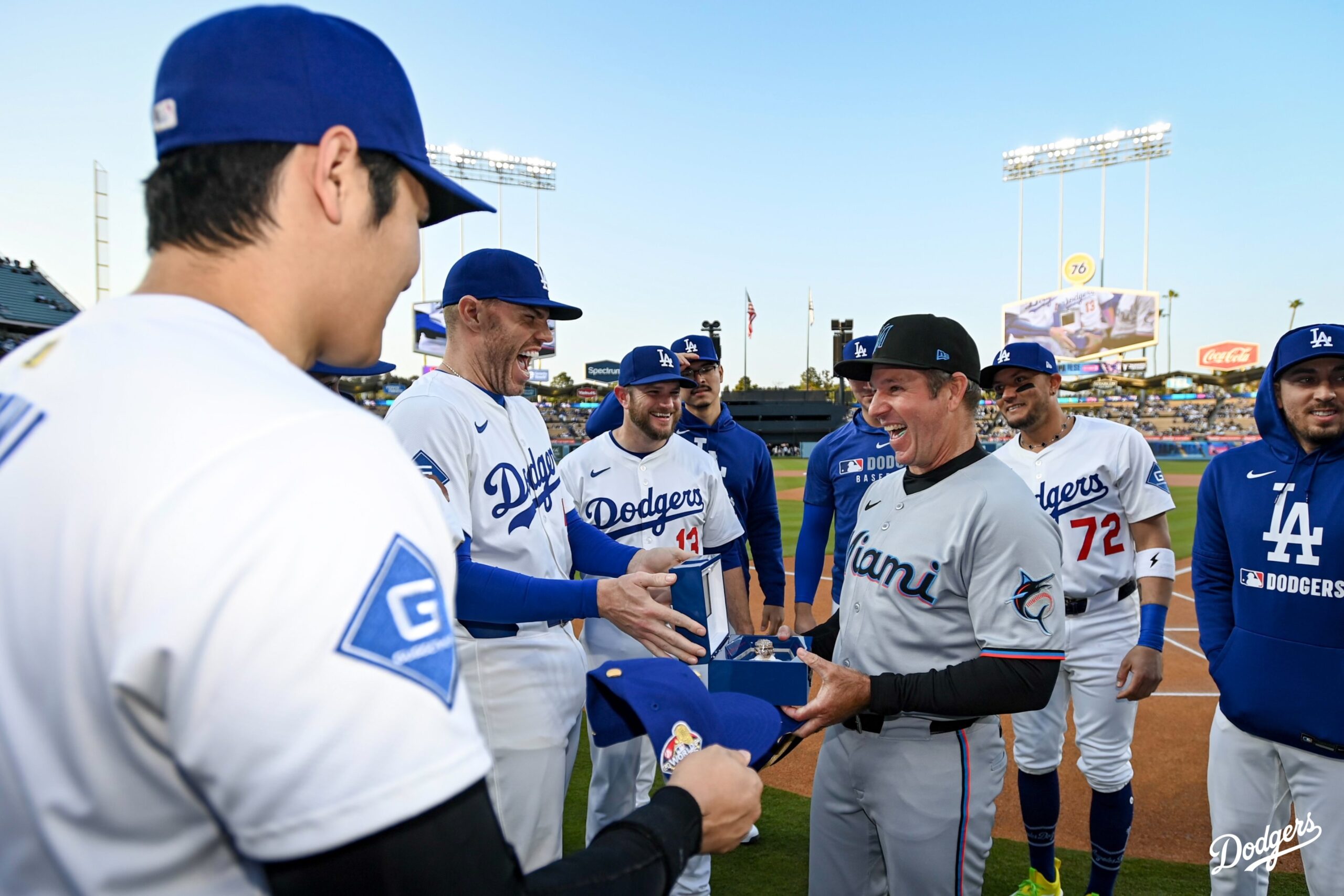Los Dodgers entregaron el anillo de campeón 2024, junto a camiseta de letras doradas y gorra alegórica, a su ex coach de primera base Clayton McCullough, quien ahora es el dirigente de los Marlins de Miami.
