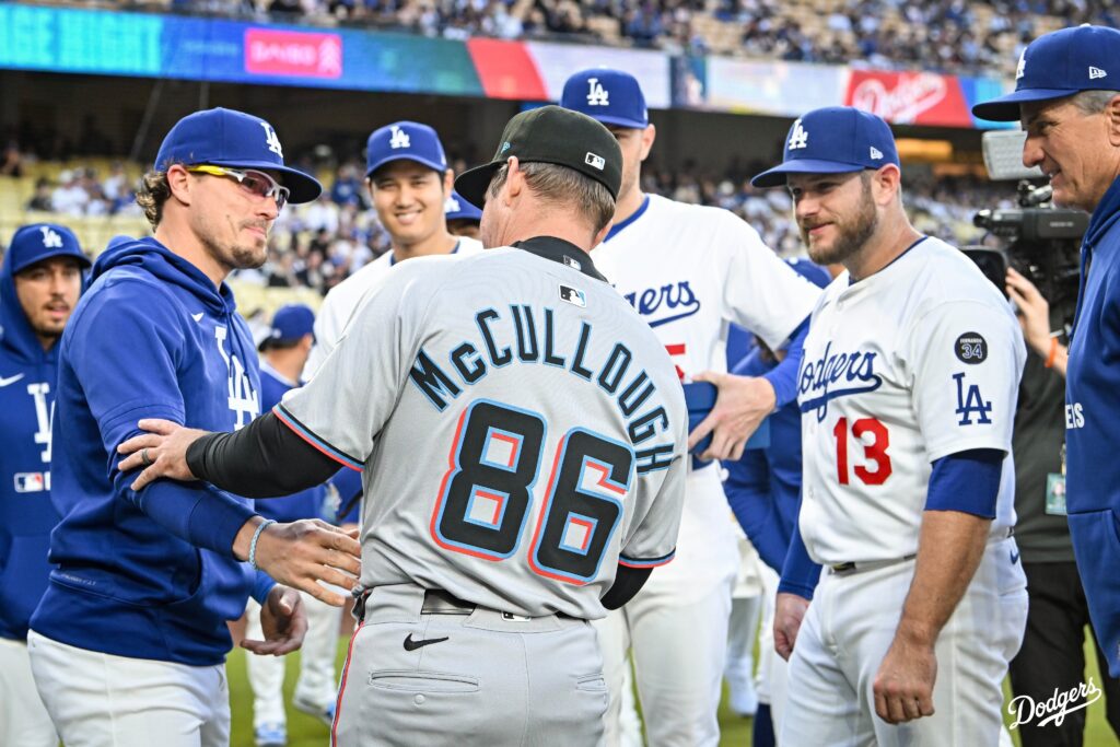 Los Dodgers entregaron el anillo de campeón 2024, junto a camiseta de letras doradas y gorra alegórica, a su ex coach de primera base Clayton McCullough, quien ahora es el dirigente de los Marlins de Miami.